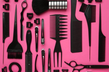 Pembe arka planda farklı kuaför aletleri, düz yatış