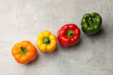 Gri desenli masada taze, renkli dolmalık biberler.