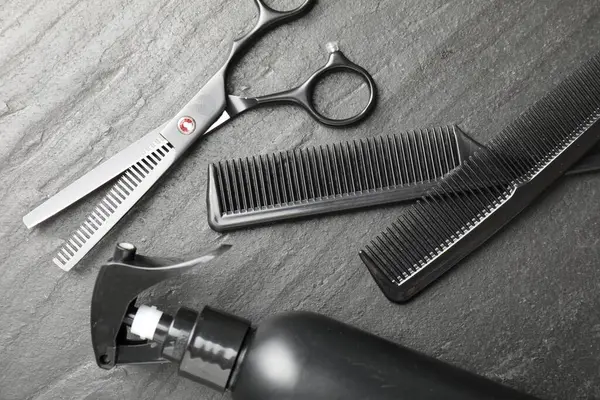 Siyah masada farklı berber aletleri, düz yatıyordu.