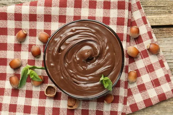 Çikolata, naneli ve fındıklı ahşap masaya yayılmış.