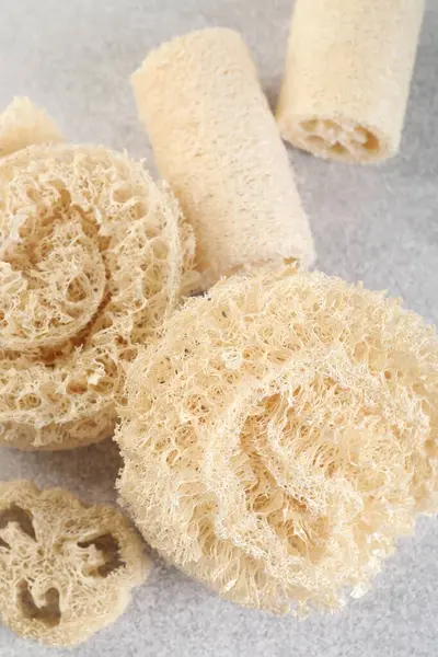 Açık gri masada farklı lif süngerleri var.