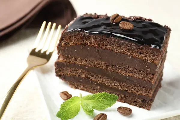 Nane ve çatalla servis edilen çikolatalı kek, yakın plan.