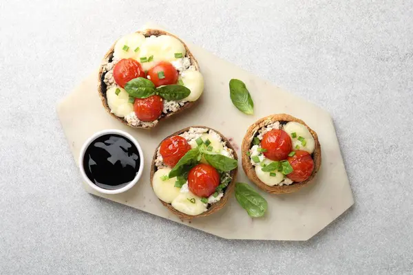 Işık masasında servis edilen lezzetli mantarlar.