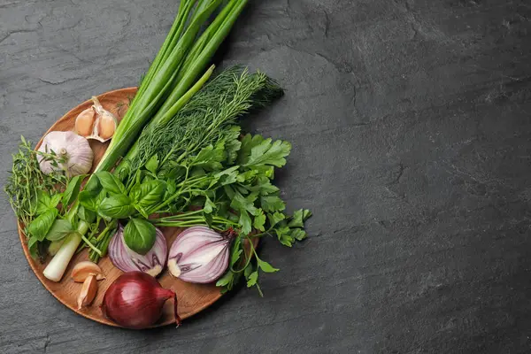 Siyah masada farklı otlar ve baharatlar, üst manzara. Metin için boşluk