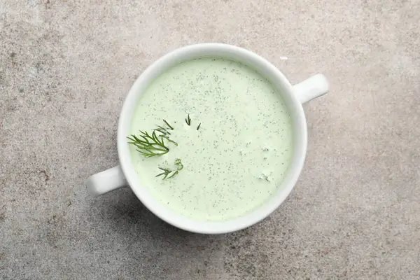 Gri masadaki dereotlu lezzetli salatalık çorbası.