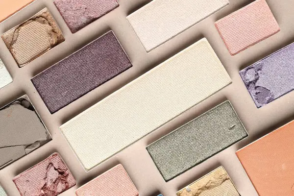 Bej arka planda güzel göz farı dolgu kapları, düz yatış