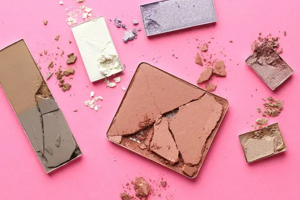 Pembe arka planda güzel göz farı dolguları, düz yatış.