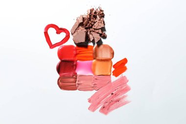 Beyaz arka planda farklı kozmetik ürünleri, düz yatış