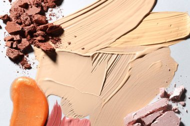 Beyaz arka planda farklı kozmetik ürünleri, düz yatış