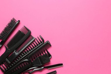 Pembe arka planda farklı kuaför aletleri, düz yatış. Metin için boşluk