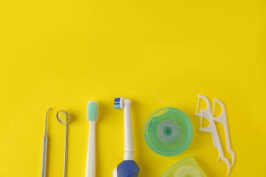 Sarı arka planda farklı oral bakım ürünleri var. Metin için boşluk