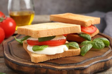 Peynirli, domatesli ve fesleğenli lezzetli sandviçler.