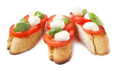 Beyaz arka planda peynirli, domatesli ve fesleğenli lezzetli sandviçler.