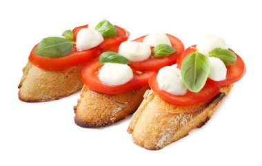 Beyaz arka planda peynirli, domatesli ve fesleğenli lezzetli sandviçler.