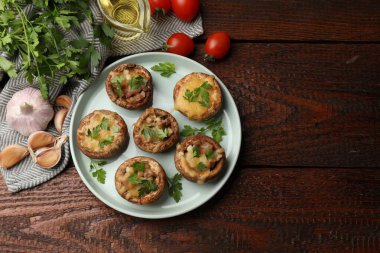 Lezzetli mantarlar ve malzemeler ahşap masada, düz yerde. Metin için boşluk