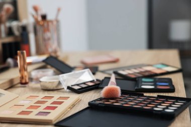 Farklı makyaj ürünleri ve kapalı alanda makyaj malzemeleri, yakın çekim.