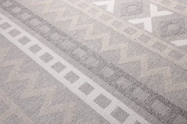 Arka planda deseni olan şık bir halı, yakın plan