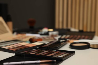 Tuvalet masasında farklı makyaj ürünleri var.