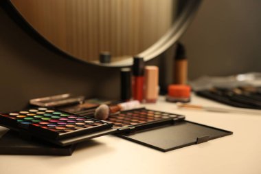 Tuvalet masasında farklı makyaj ürünleri var.