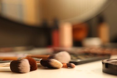 Tuvalet masasında fırçalar ve kozmetik ürünler, yakın plan.