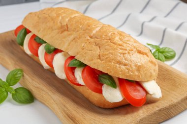 Mozarella peynirli, domatesli ve fesleğenli lezzetli sandviç.