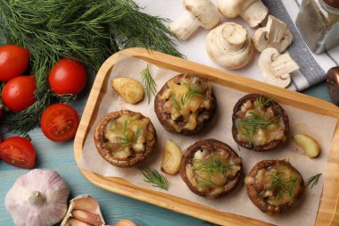 Lezzetli mantarlar ve ürünler açık mavi ahşap masa üzerinde, düz yatıyordu.