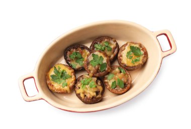 Eritilmiş peynirli ve maydanozlu leziz mantarlar beyaz tencereye izole edilmiş, üst manzara.