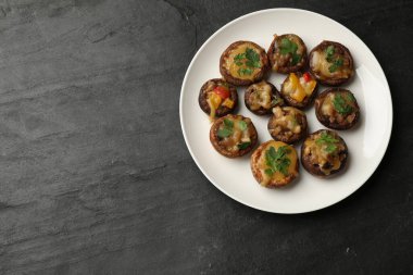 Siyah masada lezzetli mantarlar, üst manzara. Metin için boşluk