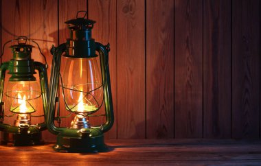 Ahşap masada eski gazyağı fenerleri, metin için boşluk