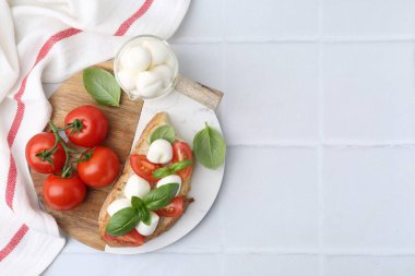 Mozarella peynirli, domatesli ve fesleğenli lezzetli sandviç. Metin için boşluk