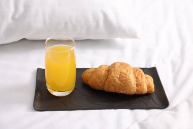 Güzel bir kahvaltı tepsisi, kapalı bir odada, yakın plan.