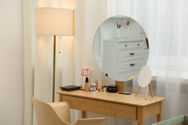 Farklı makyaj ürünleri ve kapalı alanda makyaj fırçaları