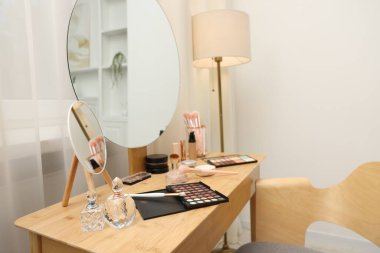 Farklı makyaj ürünleri ve kapalı alanda makyaj fırçaları