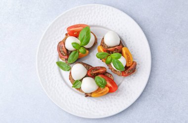 Peynirli, domatesli ve fesleğenli lezzetli sandviçler.