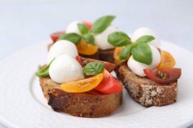 Peynirli, domatesli ve fesleğenli lezzetli sandviçler.