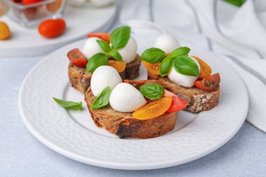 Peynirli, domatesli ve fesleğenli lezzetli sandviçler.