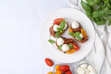 Peynirli, domatesli ve fesleğenli lezzetli sandviçler. Metin için boşluk