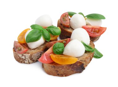 Beyaz peynirli, domatesli ve fesleğenli lezzetli sandviçler.