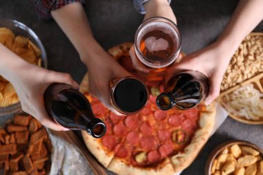 Gri masada bira ve atıştırmalık arkadaşlar, üst manzara.