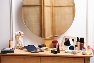 Kapalı alanda ahşap makyaj ürünleri var.