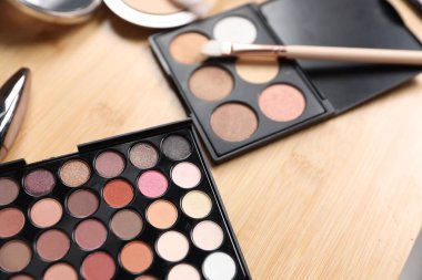 Ahşap gösteriş üzerine farklı makyaj ürünleri, yakın çekim