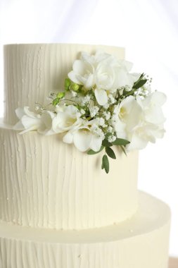 Çiçek desenli nefis düğün pastası. Beyaz arka plan, yakın plan.