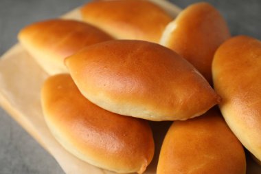 Açık gri masada lezzetli pişmiş köfteler, yakın plan.