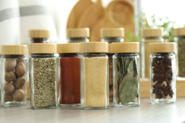 İçerideki masada kavanozlarda çok farklı aromatik baharatlar var.