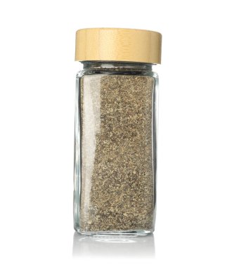 Baharat kavanozundaki kara biber beyaza izole edilmiş.