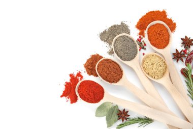 Beyaz, üst görünümde izole edilmiş farklı aromatik baharatlar