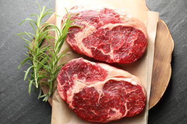 Siyah masada çiğ et ve biberiye parçaları.