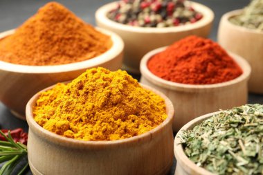 Masada farklı aromatik baharatlar, yakın plan görünüm