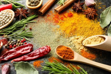 Siyah arkaplanda farklı aromatik baharatlar, yakın plan