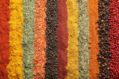 Arka plan olarak birçok farklı baharat, üst görünüm